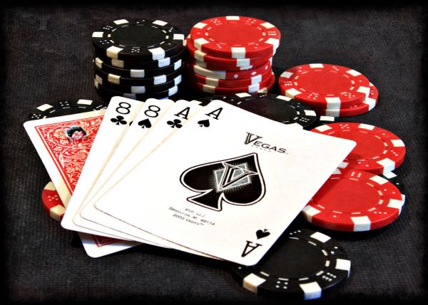https://www.reddit.com/r/poker/comments/1tzx2h1/do_you_play_different_when_there_is_a_high_hand/ - 【策略进阶】高额Jackpot奖池下，你会改变打法吗