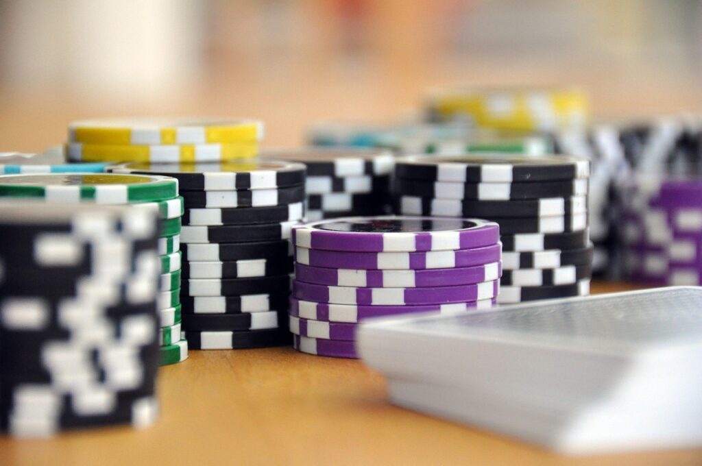 https://www.reddit.com/r/poker/comments/1u958uv/this_is_100nl/ - 翻牌顶set面对转牌同花完成时的弃牌决策：你真的能放下吗？