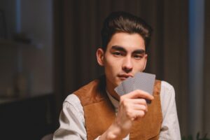 扑克俱乐部商业模式深度拆解：运营逻辑与盈利路径全解析