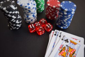职业牌手如何应对牌桌上的情绪化对手：四个实战维度